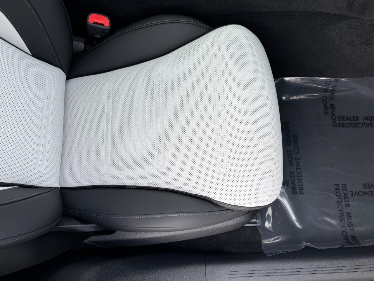 Mercedes-Benz E-Class Vehicle Full-screen Gallery Image 18