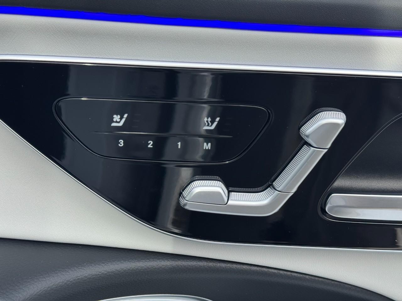 Mercedes-Benz E-Class Vehicle Full-screen Gallery Image 19