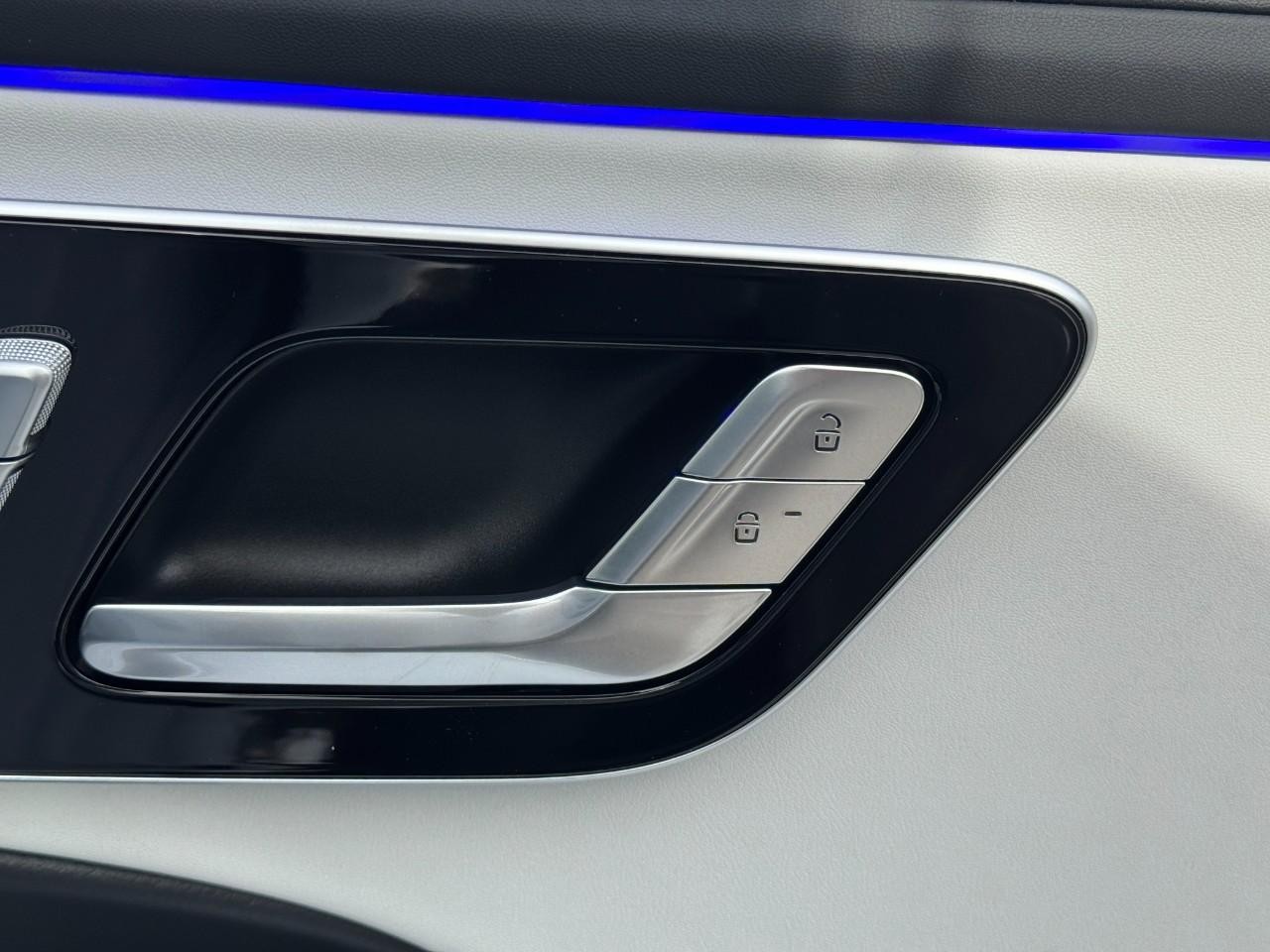 Mercedes-Benz E-Class Vehicle Full-screen Gallery Image 20