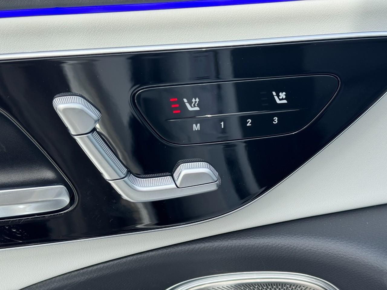 Mercedes-Benz E-Class Vehicle Full-screen Gallery Image 22