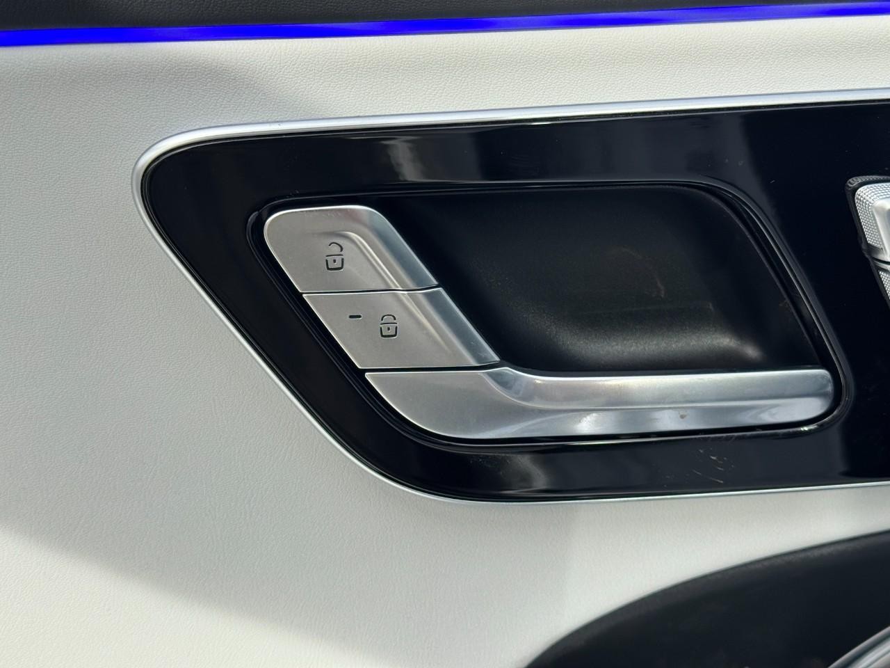 Mercedes-Benz E-Class Vehicle Full-screen Gallery Image 23