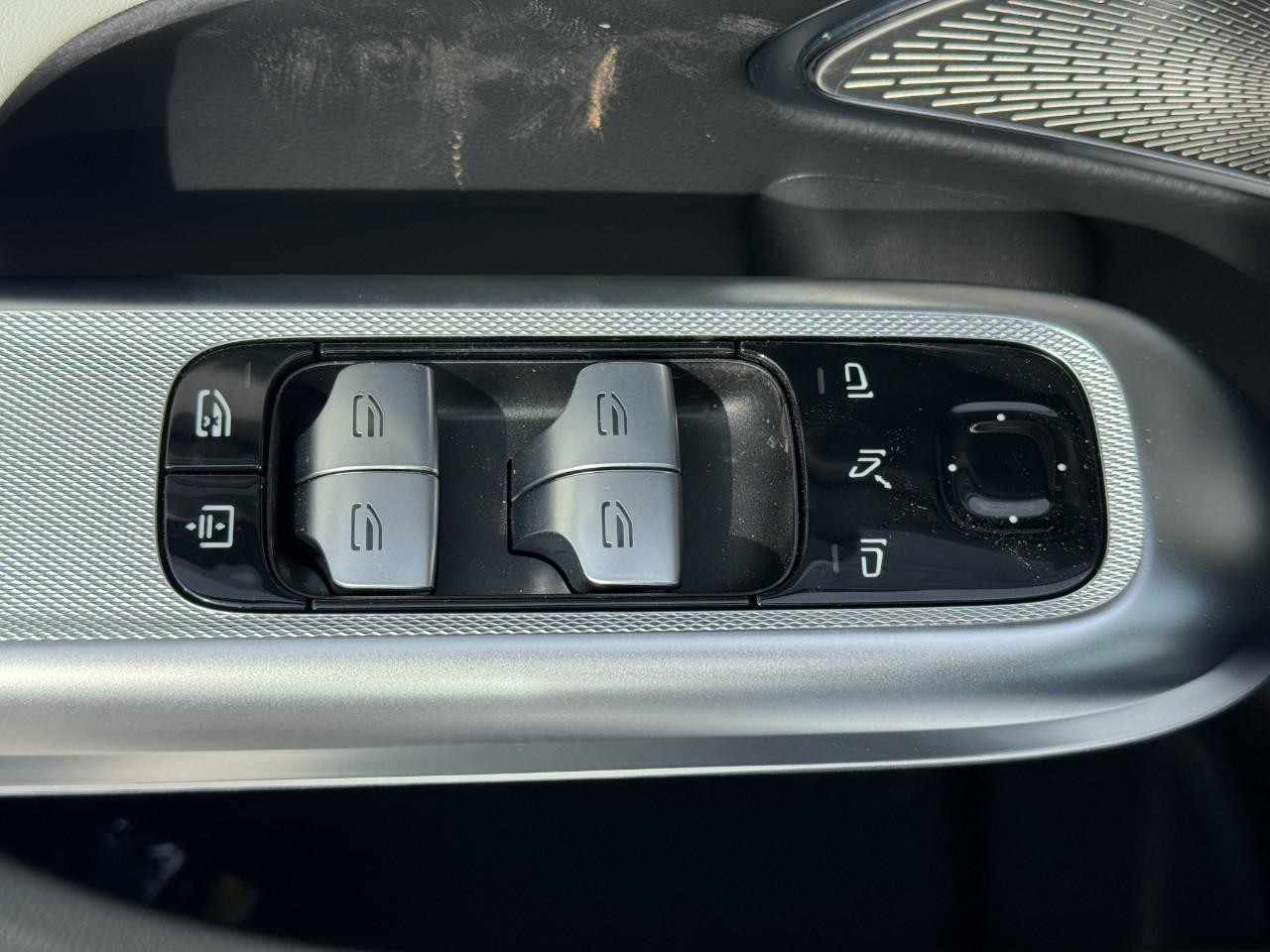 Mercedes-Benz E-Class Vehicle Full-screen Gallery Image 24