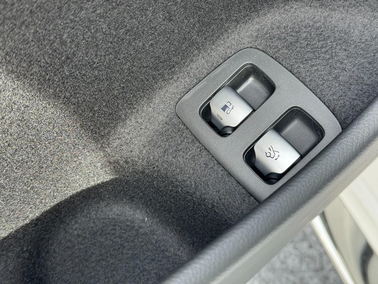 Mercedes-Benz E-Class Vehicle Full-screen Gallery Image 26