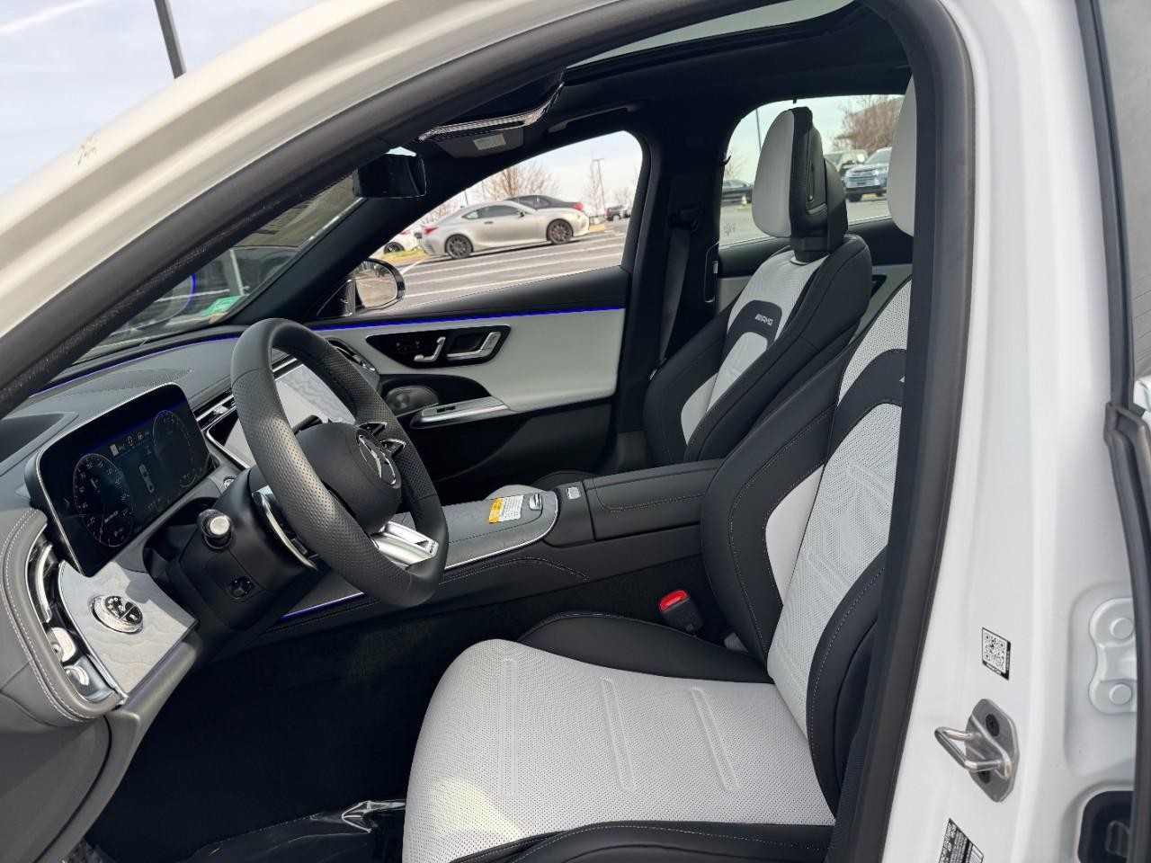 Mercedes-Benz E-Class Vehicle Full-screen Gallery Image 27