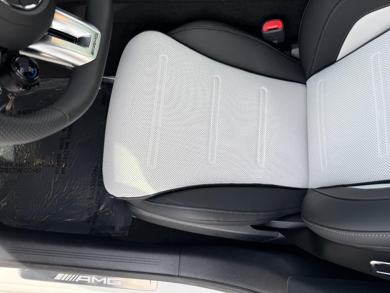 Mercedes-Benz E-Class Vehicle Full-screen Gallery Image 28