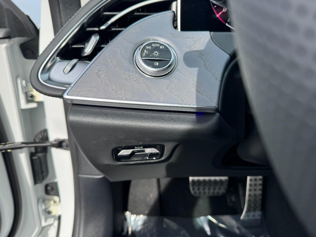 Mercedes-Benz E-Class Vehicle Full-screen Gallery Image 29