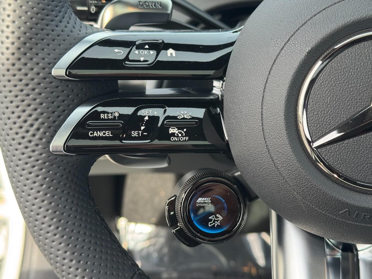 Mercedes-Benz E-Class Vehicle Full-screen Gallery Image 30