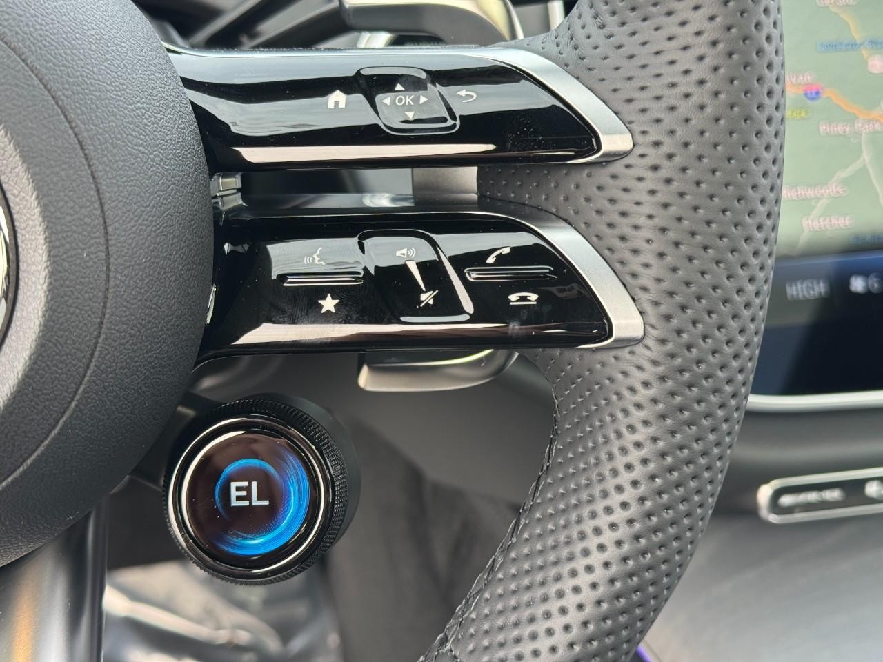 Mercedes-Benz E-Class Vehicle Full-screen Gallery Image 31