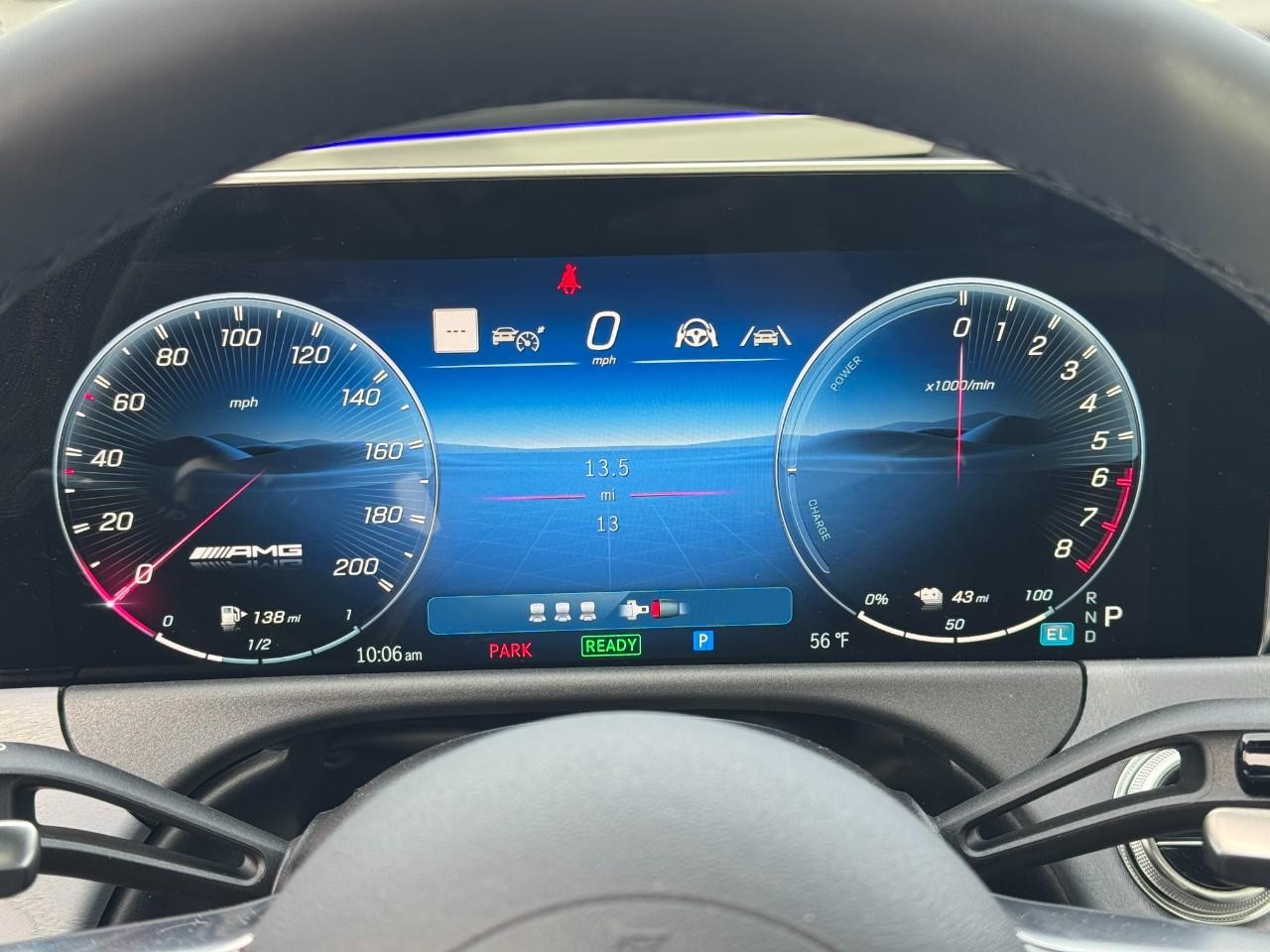 Mercedes-Benz E-Class Vehicle Full-screen Gallery Image 32