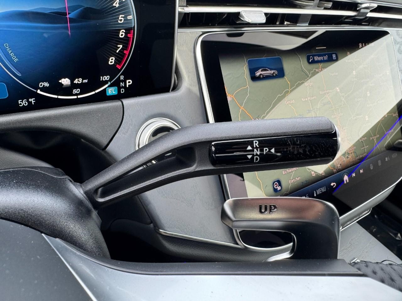 Mercedes-Benz E-Class Vehicle Full-screen Gallery Image 33