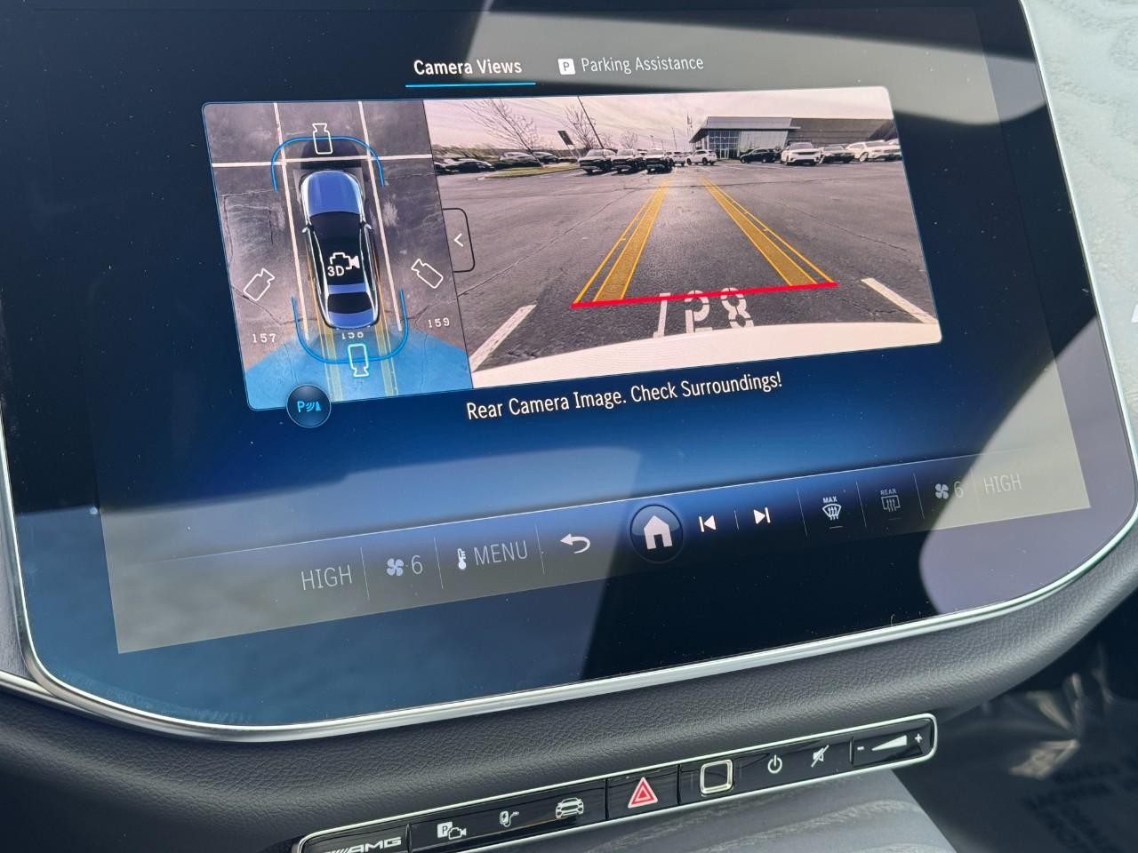 Mercedes-Benz E-Class Vehicle Full-screen Gallery Image 34