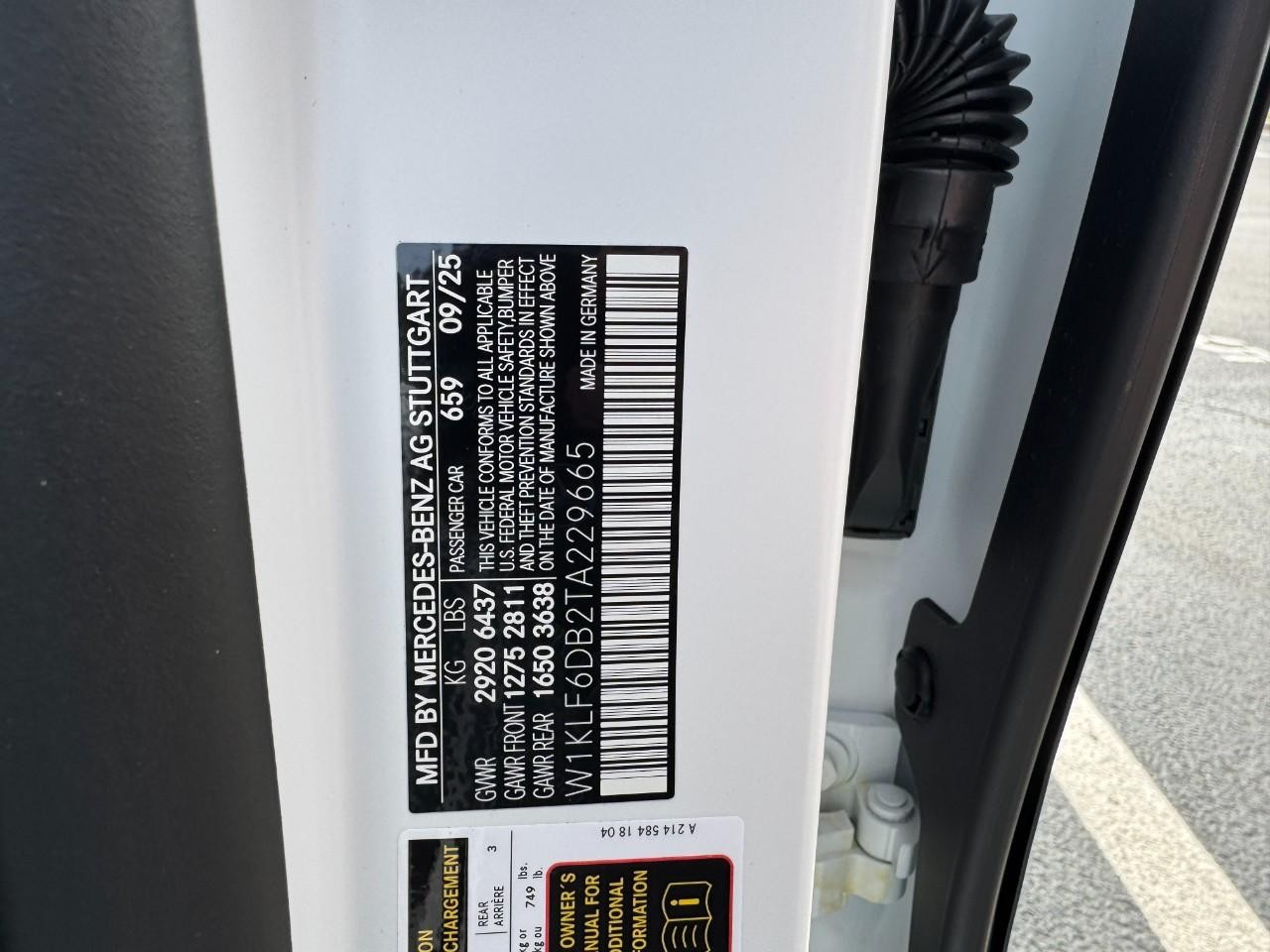 Mercedes-Benz E-Class Vehicle Full-screen Gallery Image 35