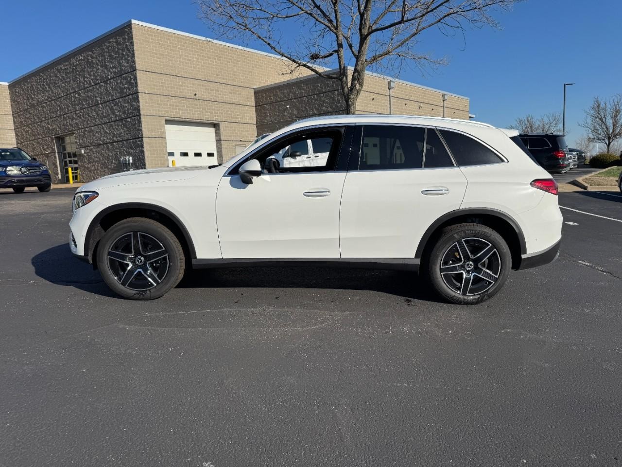 Mercedes-Benz GLC Vehicle Full-screen Gallery Image 2