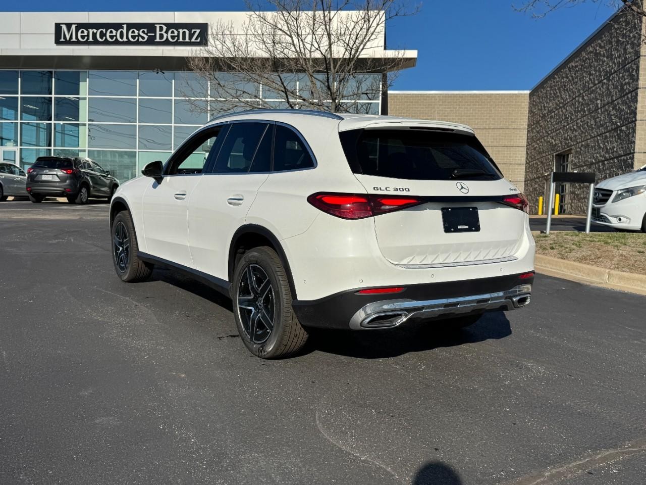 Mercedes-Benz GLC Vehicle Full-screen Gallery Image 3