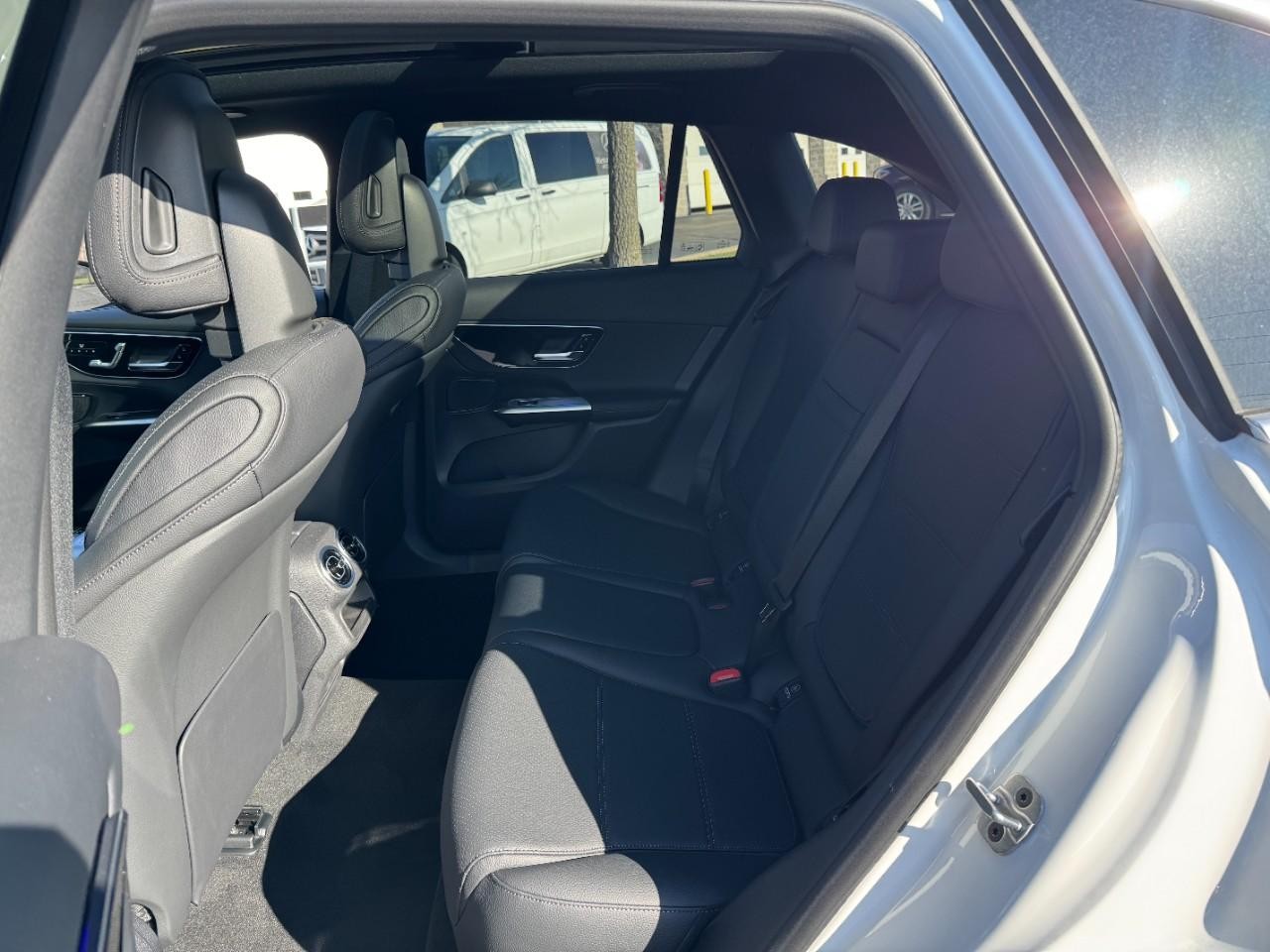 Mercedes-Benz GLC Vehicle Full-screen Gallery Image 8