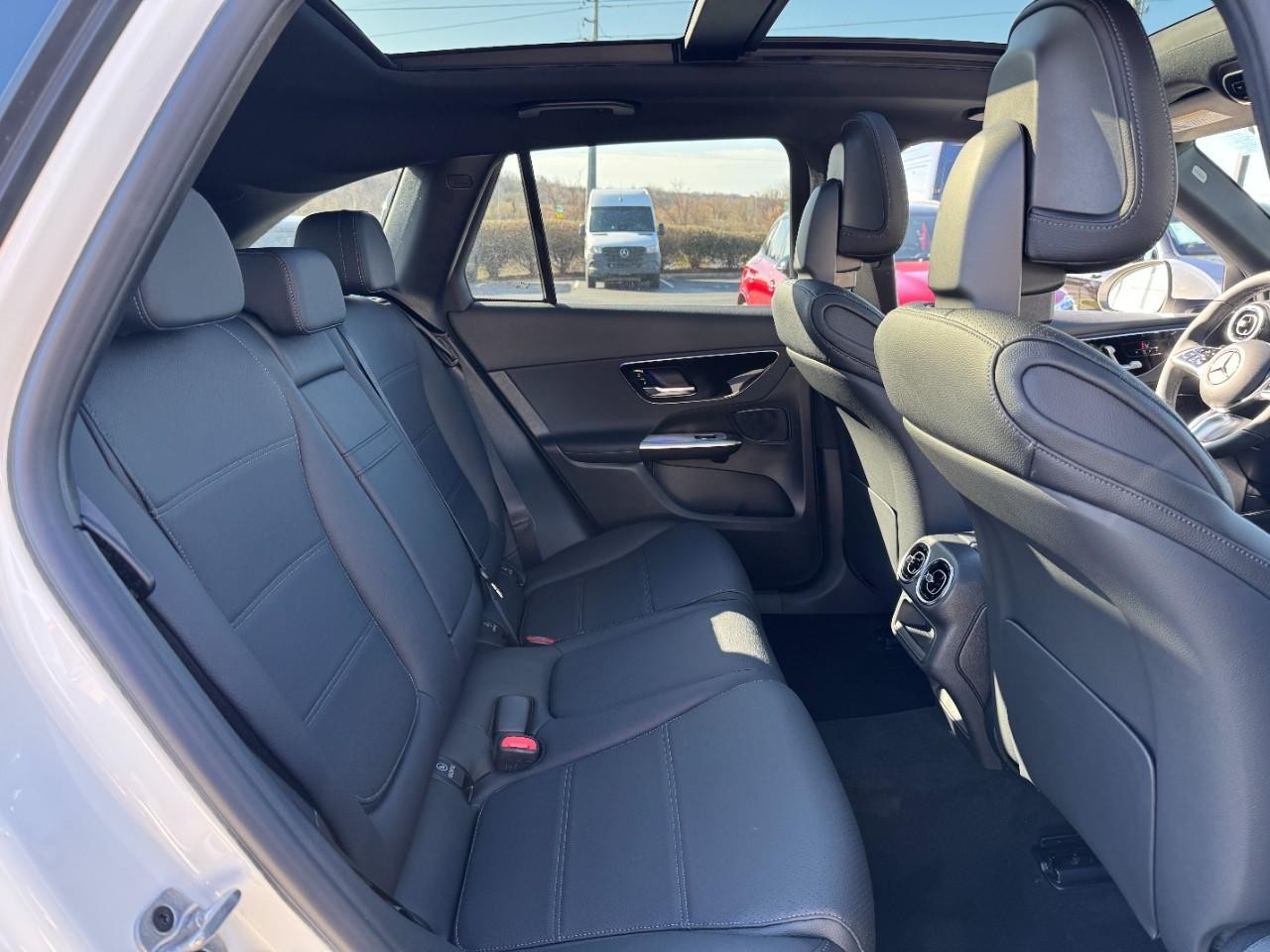 Mercedes-Benz GLC Vehicle Full-screen Gallery Image 10