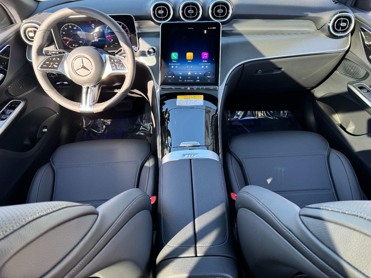 Mercedes-Benz GLC Vehicle Full-screen Gallery Image 12