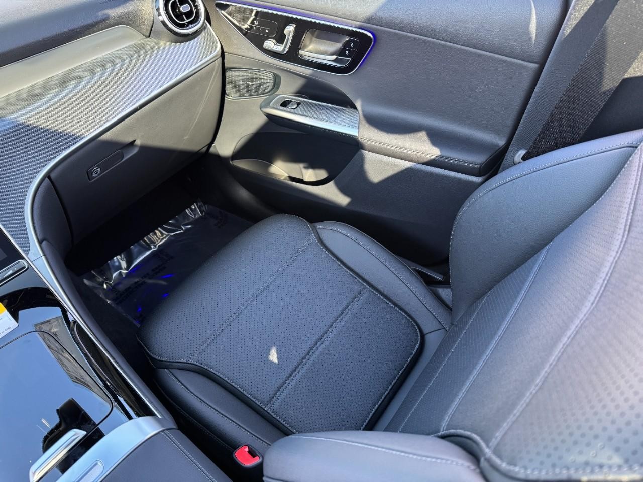 Mercedes-Benz GLC Vehicle Full-screen Gallery Image 15