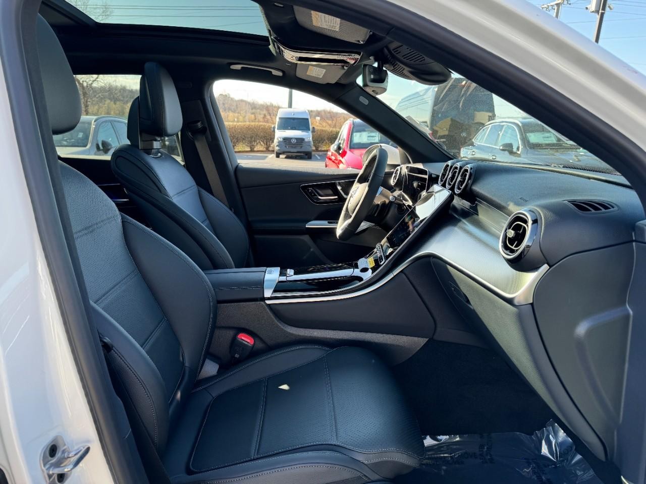 Mercedes-Benz GLC Vehicle Full-screen Gallery Image 16