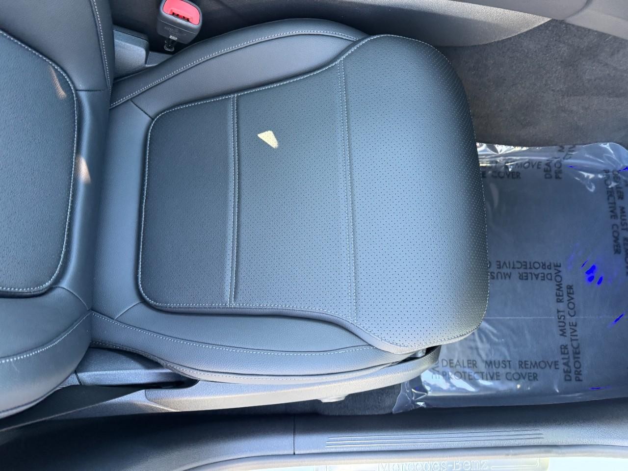 Mercedes-Benz GLC Vehicle Full-screen Gallery Image 17