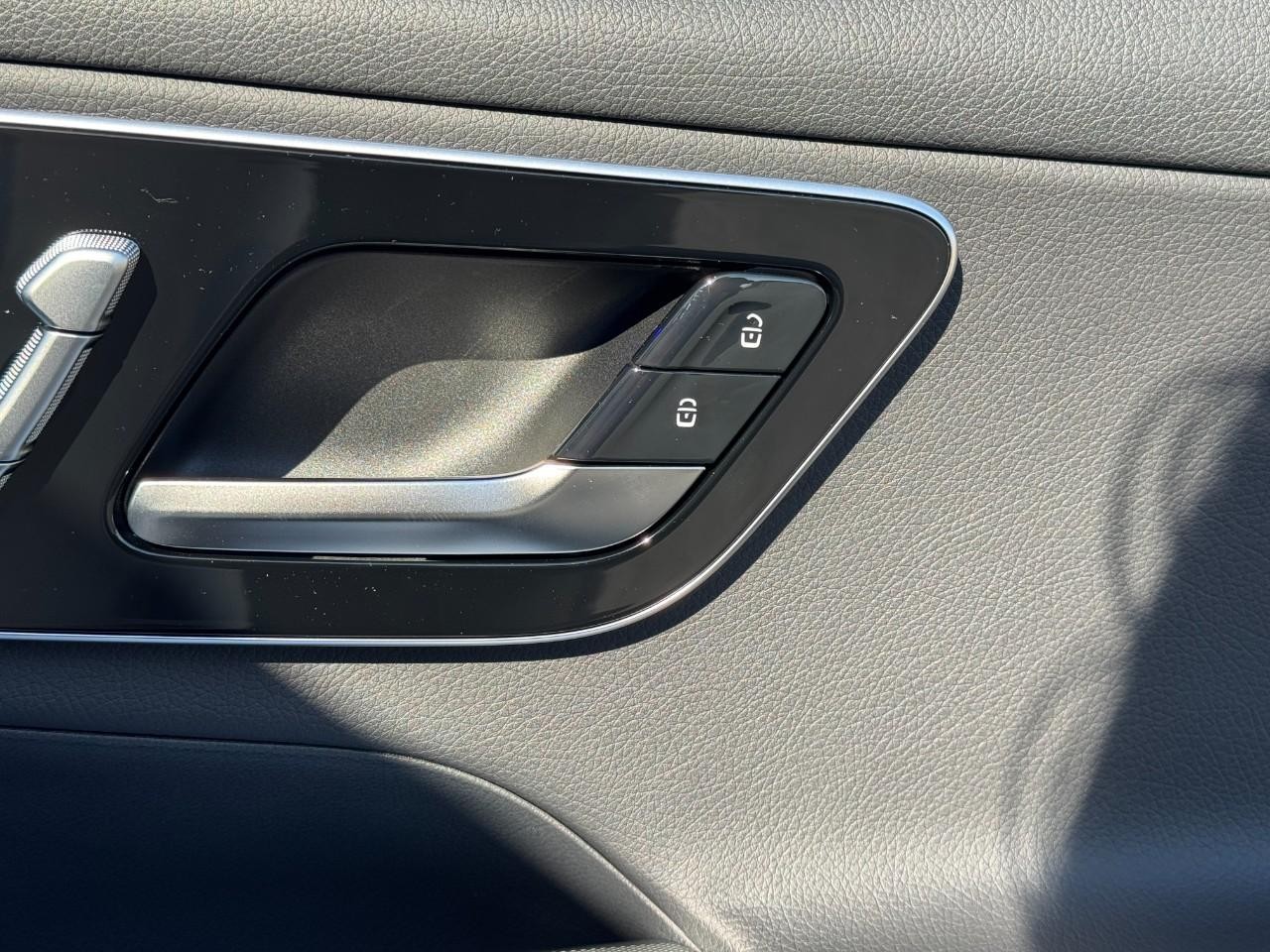 Mercedes-Benz GLC Vehicle Full-screen Gallery Image 20