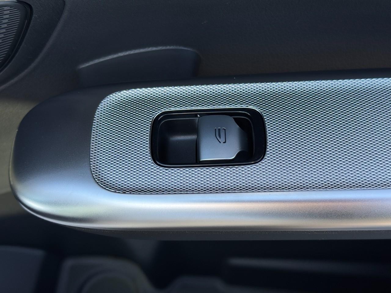 Mercedes-Benz GLC Vehicle Full-screen Gallery Image 21