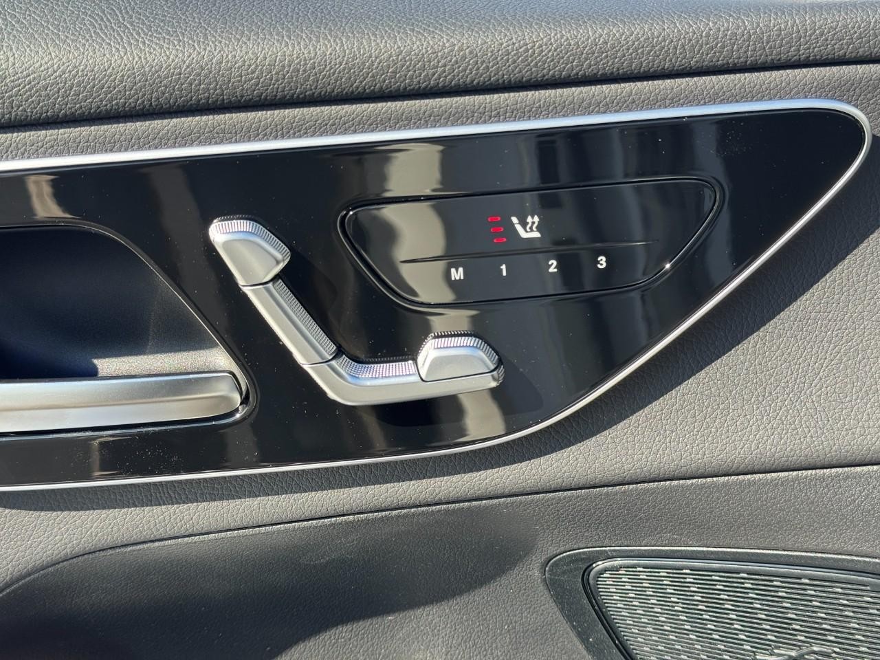 Mercedes-Benz GLC Vehicle Full-screen Gallery Image 22