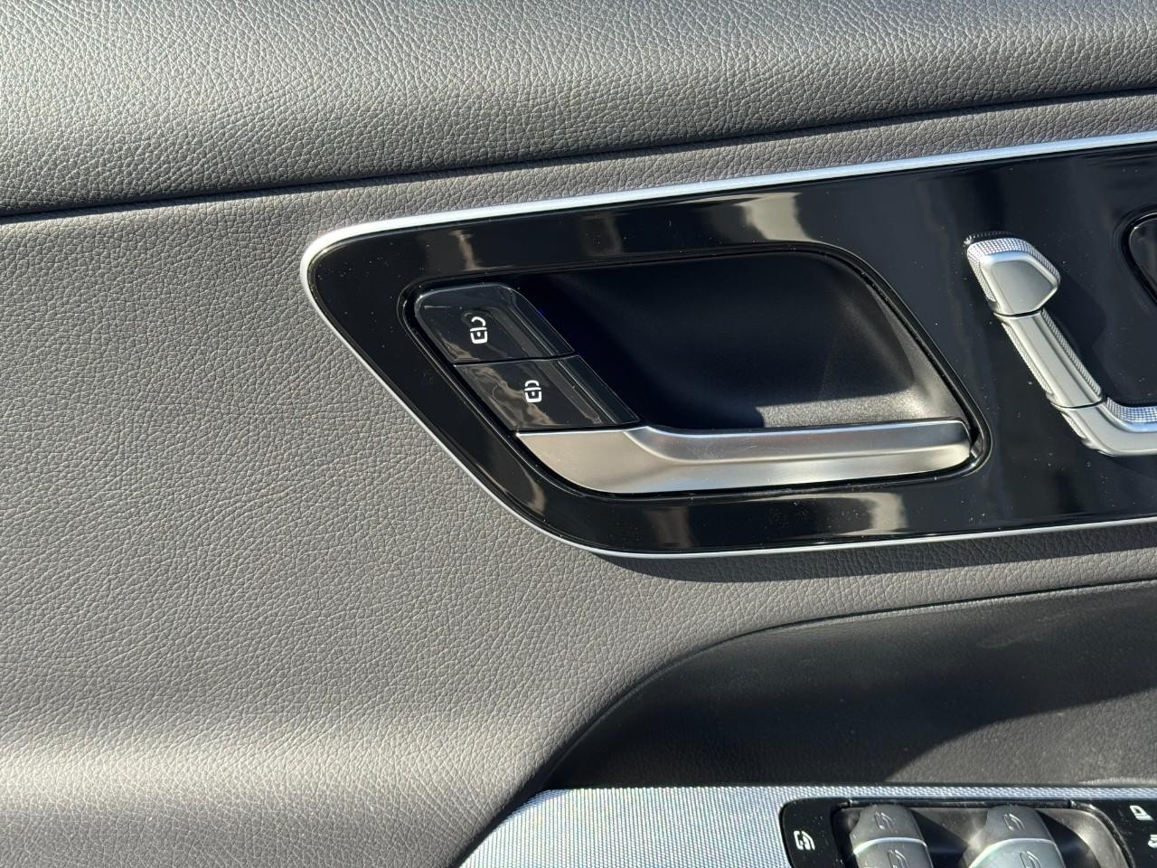 Mercedes-Benz GLC Vehicle Full-screen Gallery Image 23