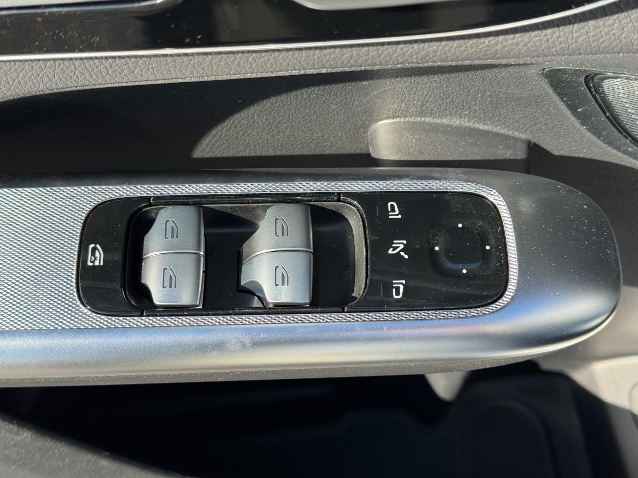 Mercedes-Benz GLC Vehicle Full-screen Gallery Image 24