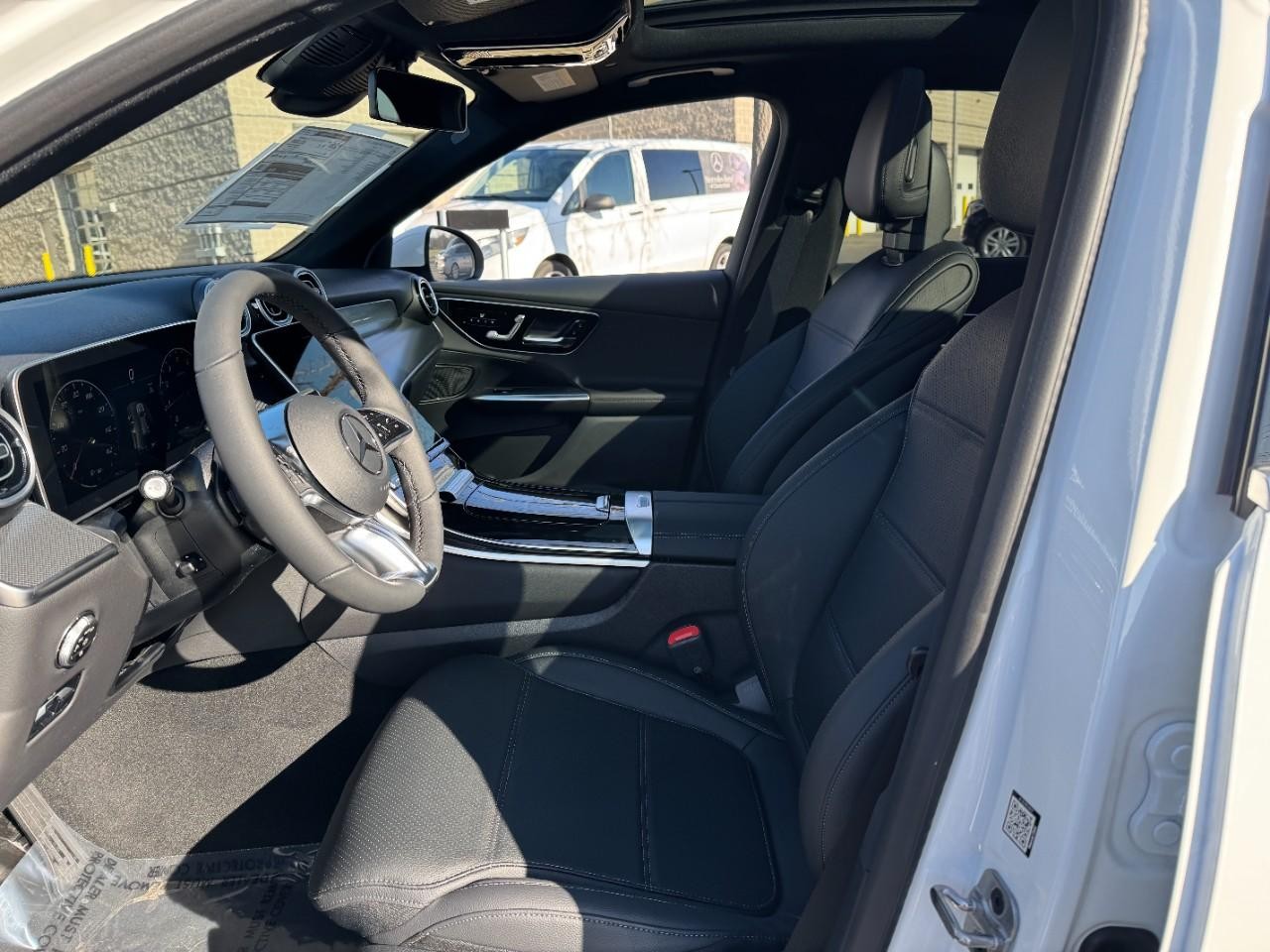 Mercedes-Benz GLC Vehicle Full-screen Gallery Image 26