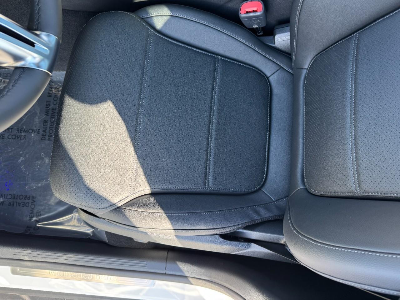 Mercedes-Benz GLC Vehicle Full-screen Gallery Image 27