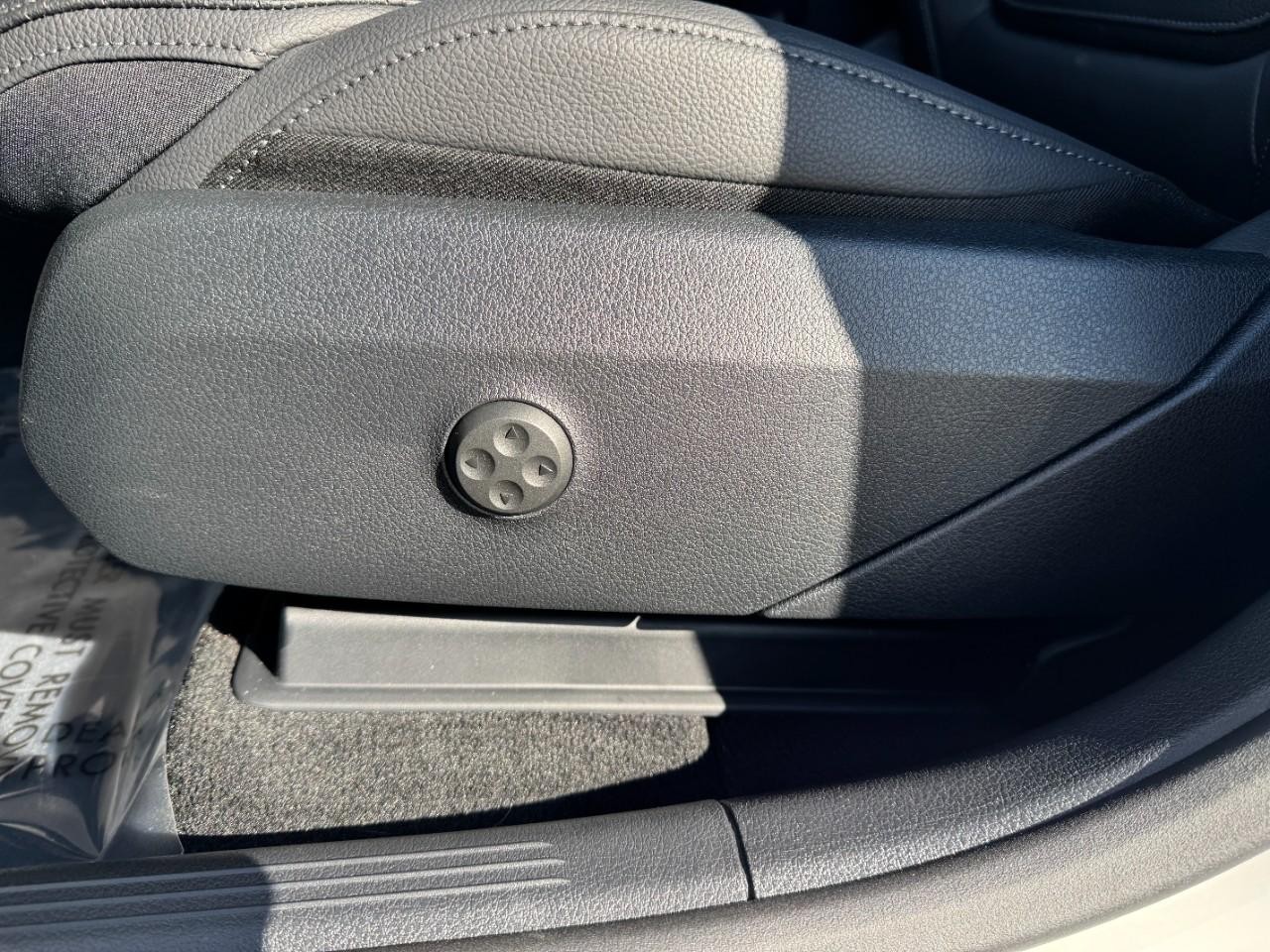 Mercedes-Benz GLC Vehicle Full-screen Gallery Image 28