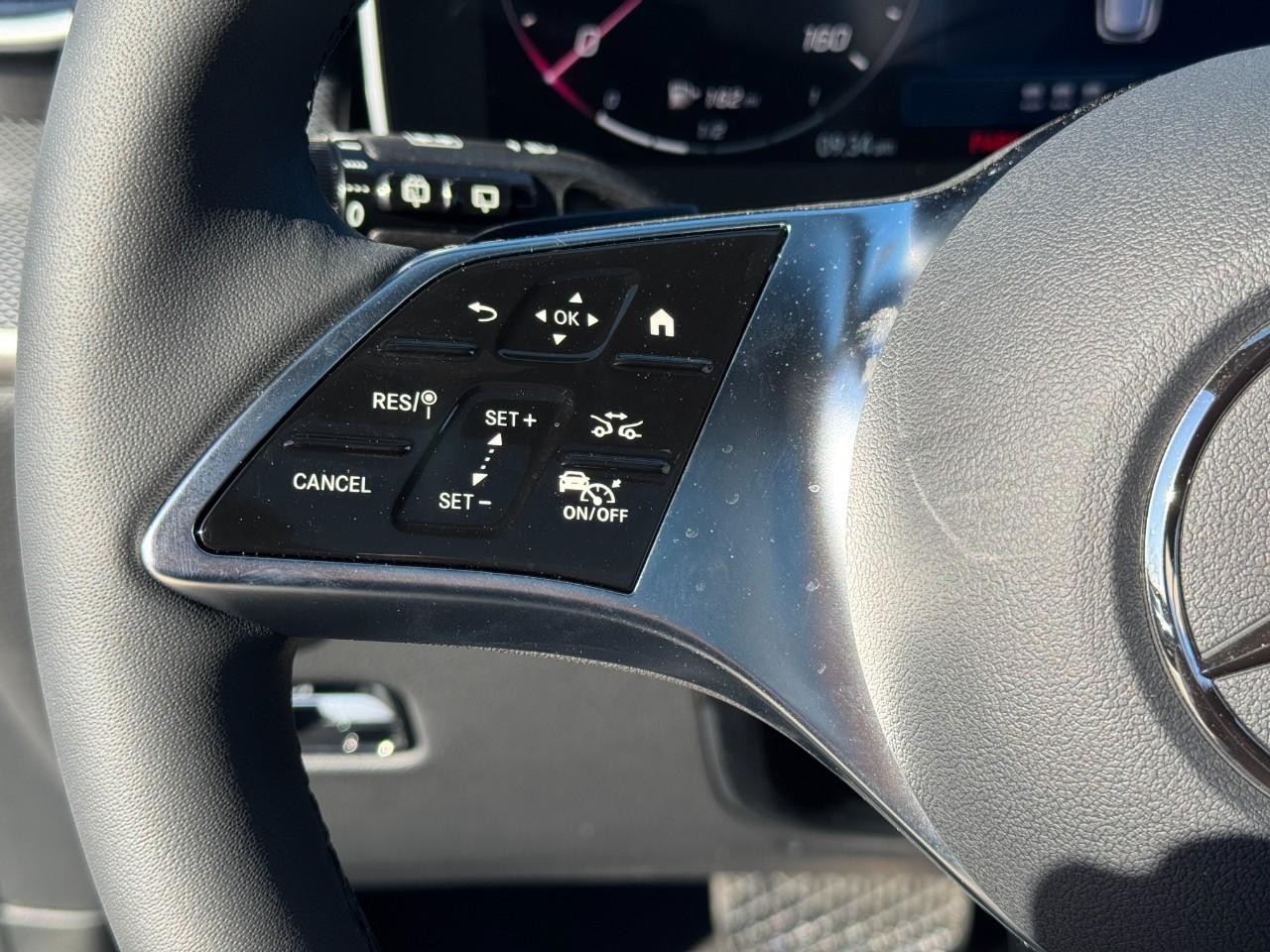 Mercedes-Benz GLC Vehicle Full-screen Gallery Image 30