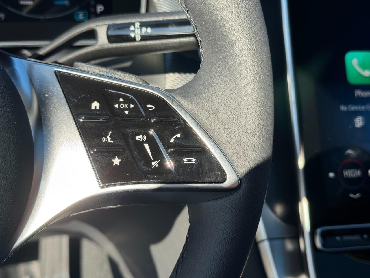 Mercedes-Benz GLC Vehicle Full-screen Gallery Image 31