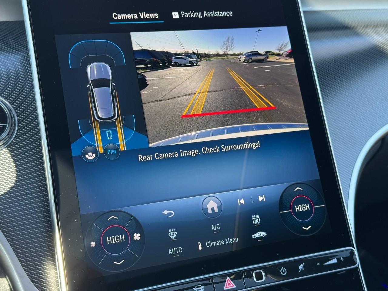 Mercedes-Benz GLC Vehicle Full-screen Gallery Image 34