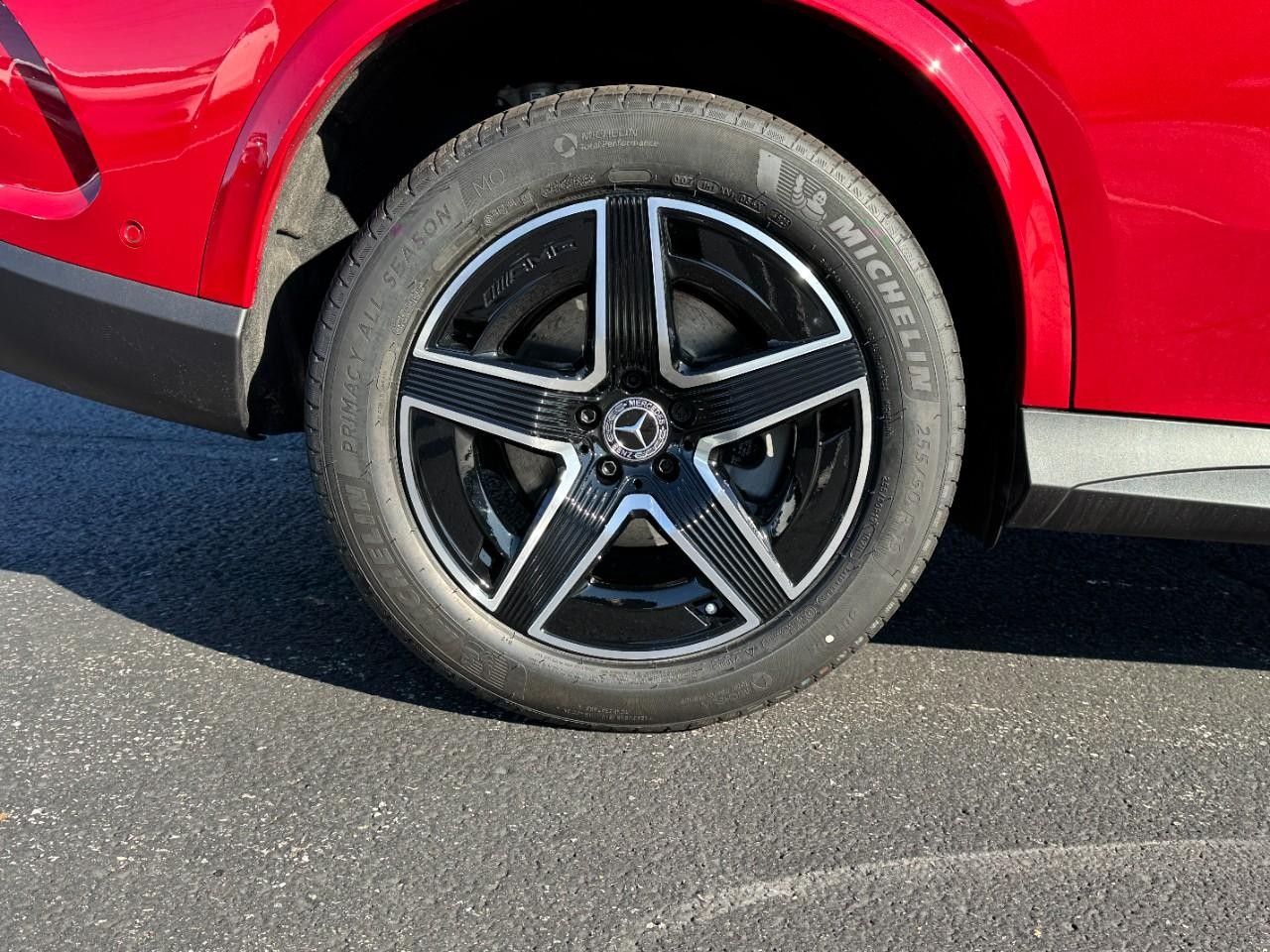 Mercedes-Benz GLC Vehicle Full-screen Gallery Image 4