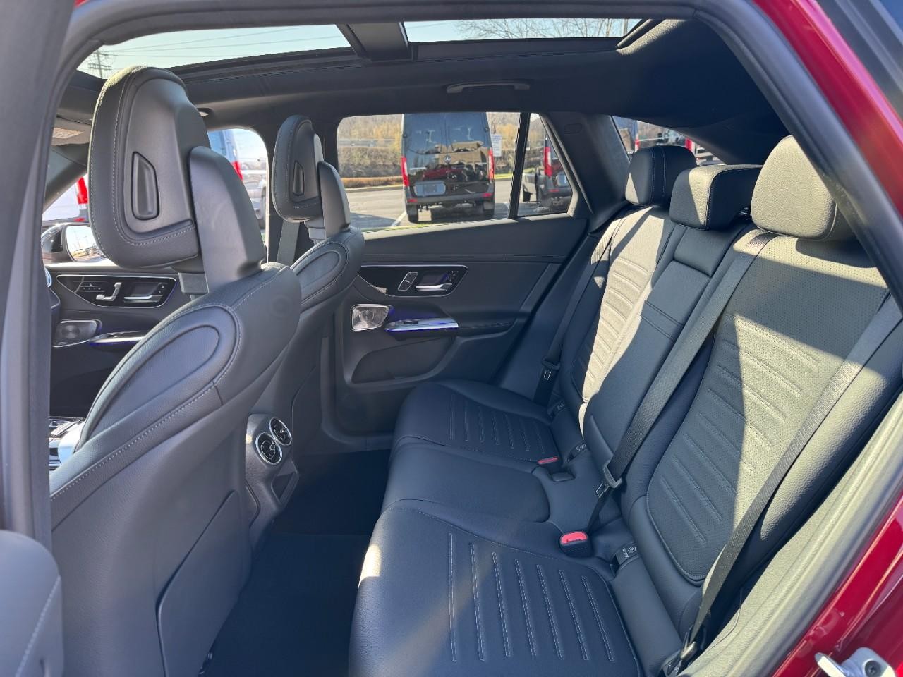 Mercedes-Benz GLC Vehicle Full-screen Gallery Image 7