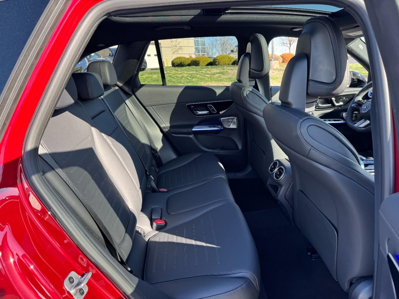 Mercedes-Benz GLC Vehicle Full-screen Gallery Image 9