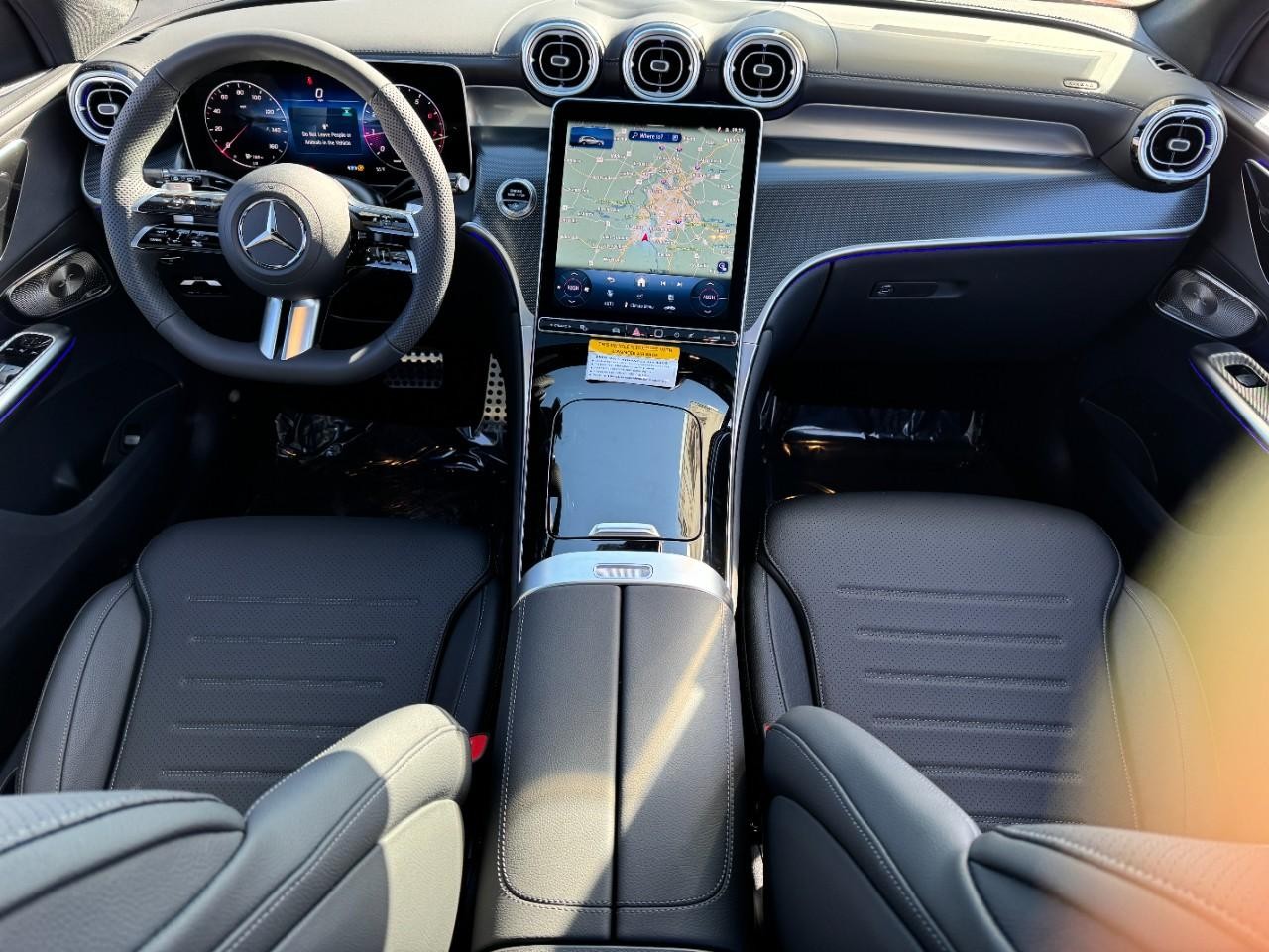 Mercedes-Benz GLC Vehicle Full-screen Gallery Image 11