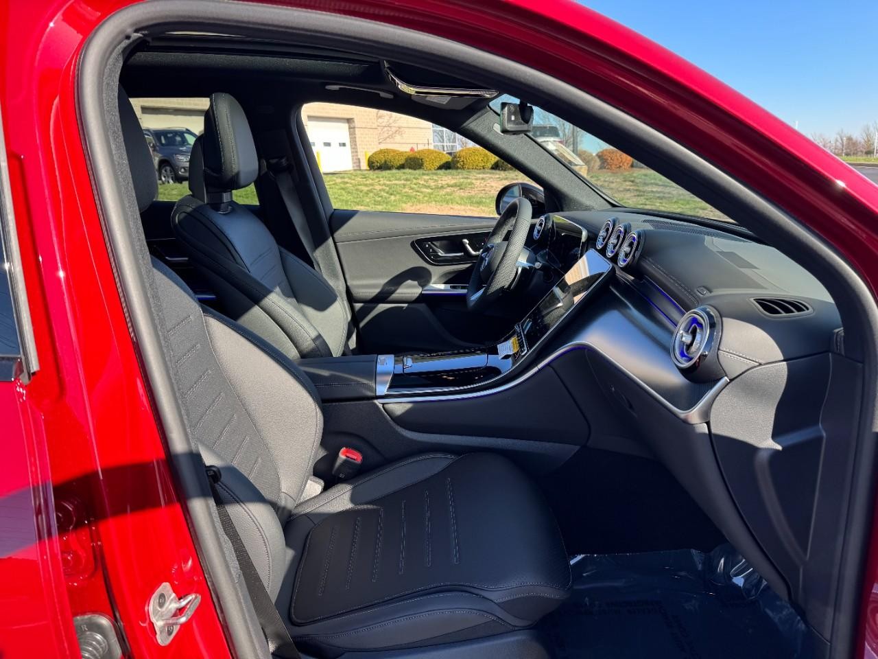 Mercedes-Benz GLC Vehicle Full-screen Gallery Image 15