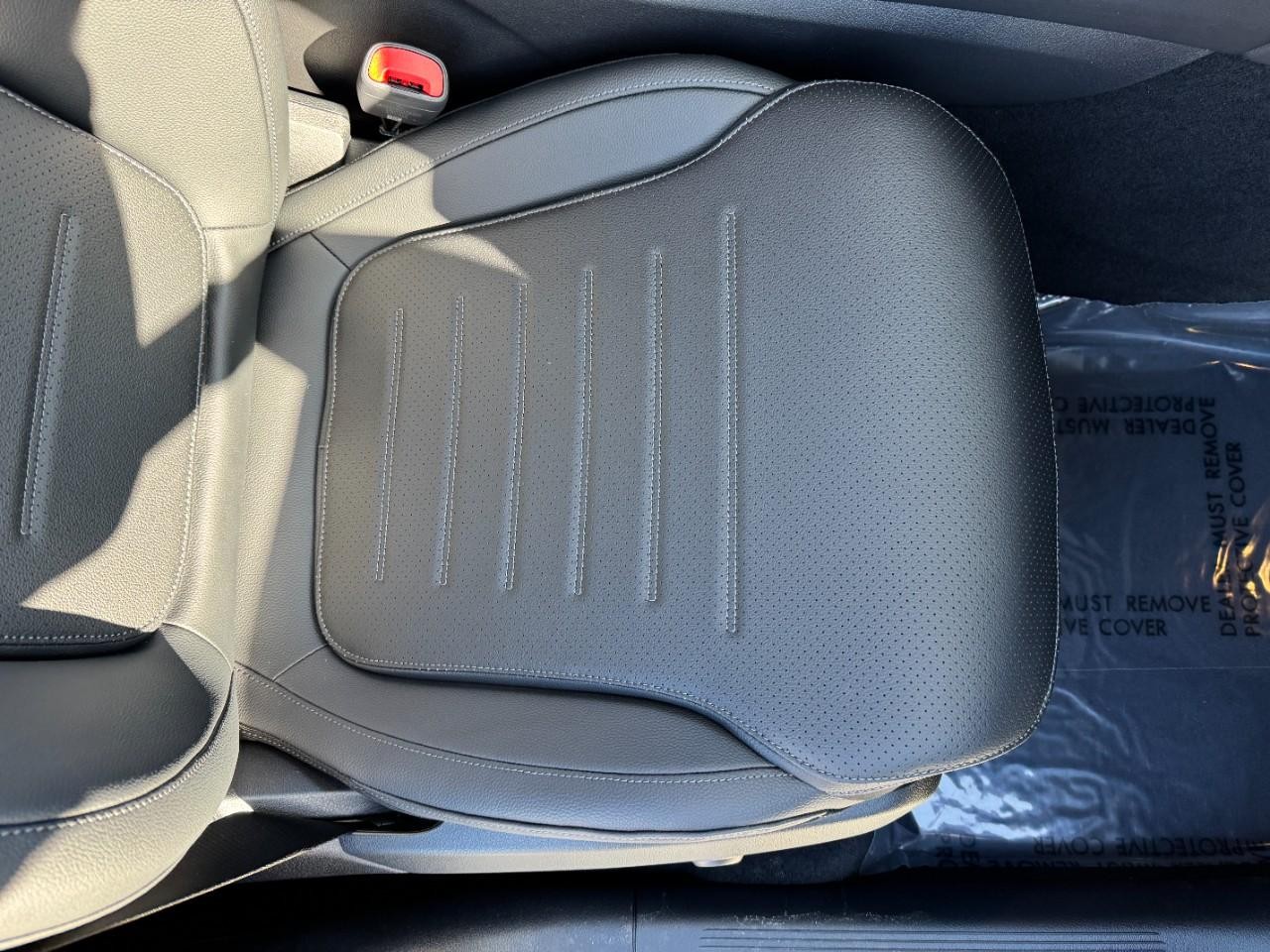 Mercedes-Benz GLC Vehicle Full-screen Gallery Image 16