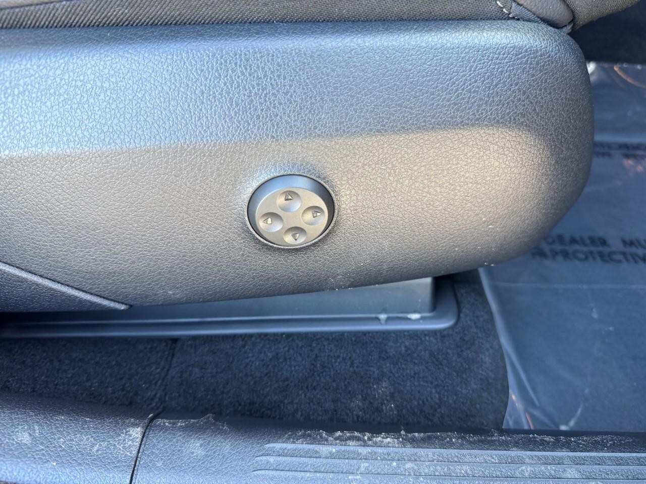 Mercedes-Benz GLC Vehicle Full-screen Gallery Image 17