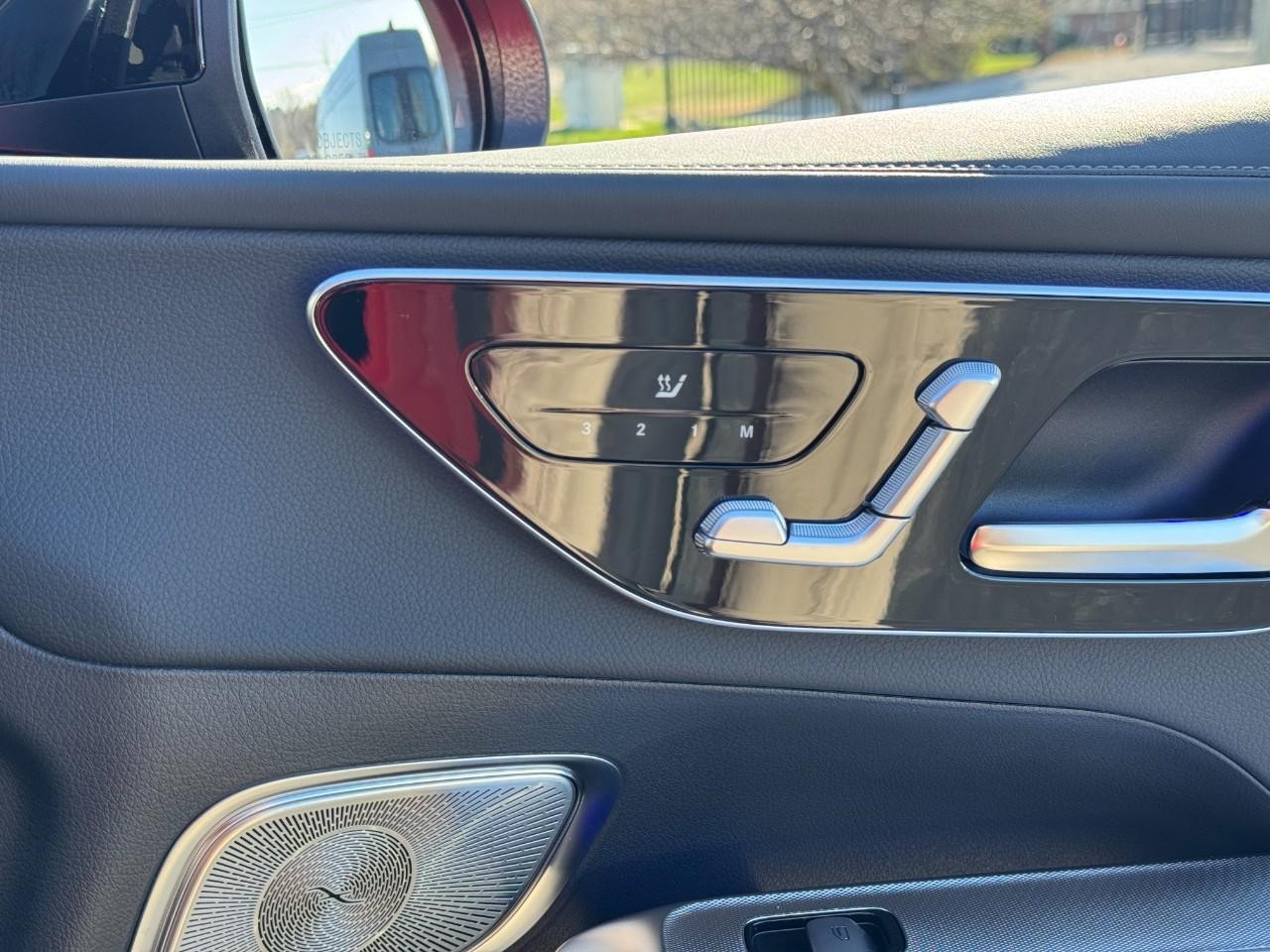 Mercedes-Benz GLC Vehicle Full-screen Gallery Image 18