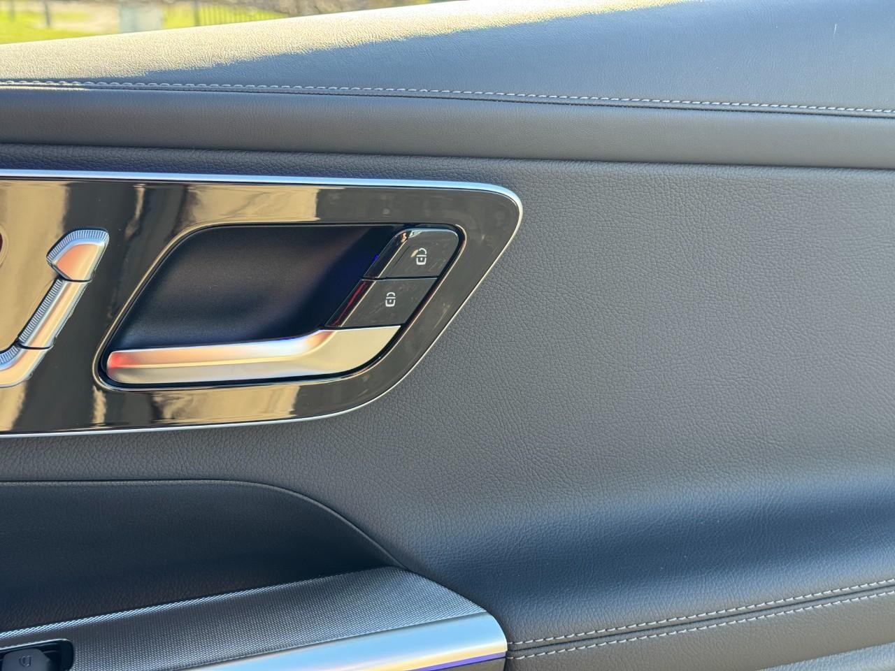 Mercedes-Benz GLC Vehicle Full-screen Gallery Image 19