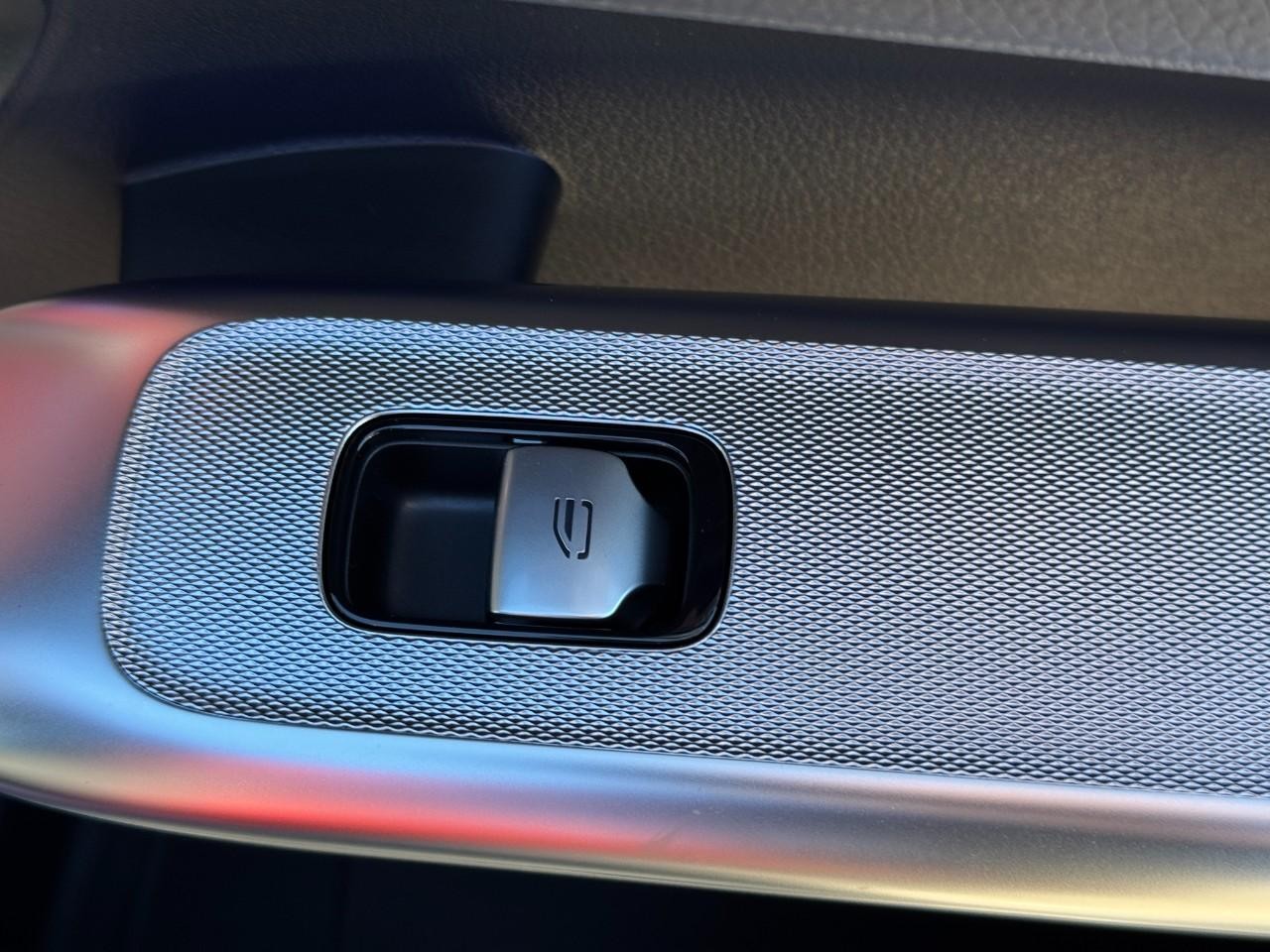 Mercedes-Benz GLC Vehicle Full-screen Gallery Image 20