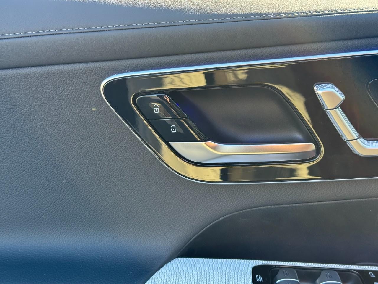 Mercedes-Benz GLC Vehicle Full-screen Gallery Image 22