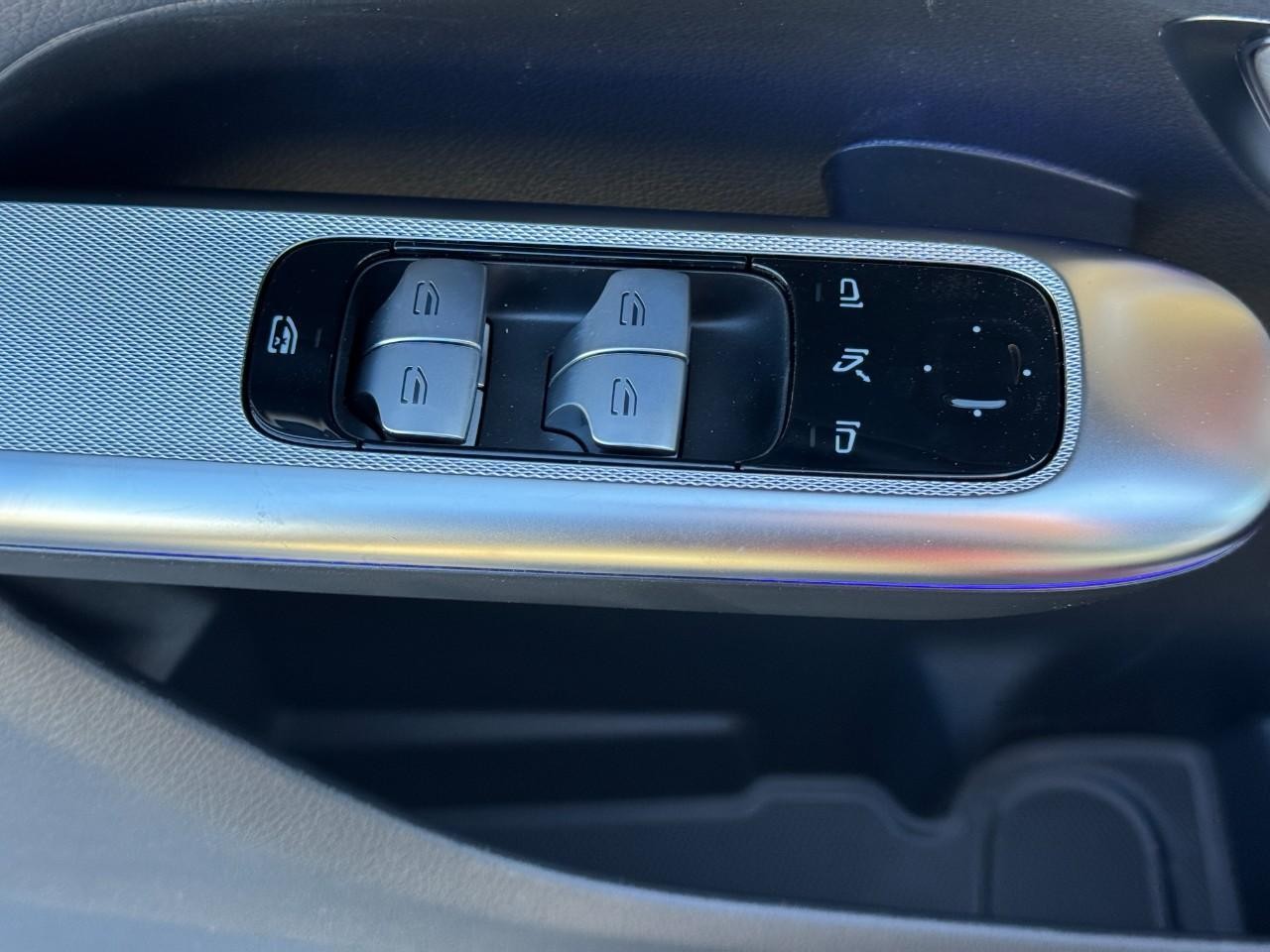 Mercedes-Benz GLC Vehicle Full-screen Gallery Image 23