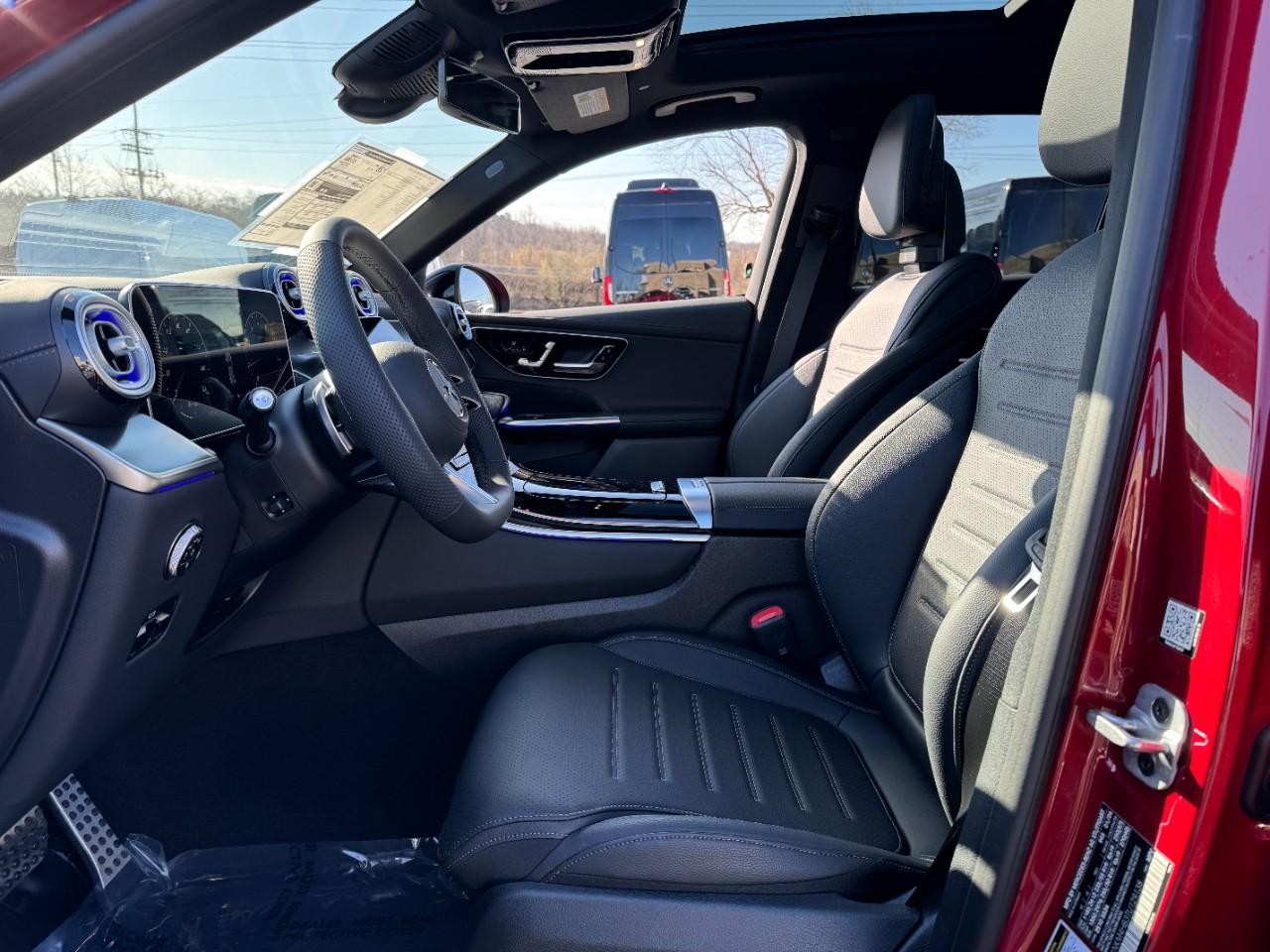 Mercedes-Benz GLC Vehicle Full-screen Gallery Image 25