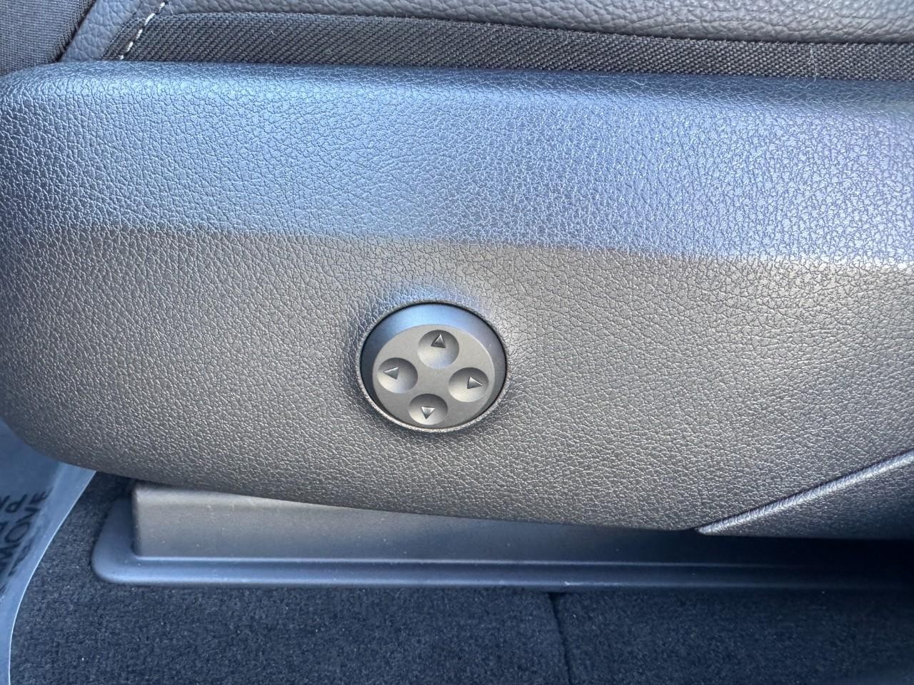 Mercedes-Benz GLC Vehicle Full-screen Gallery Image 27