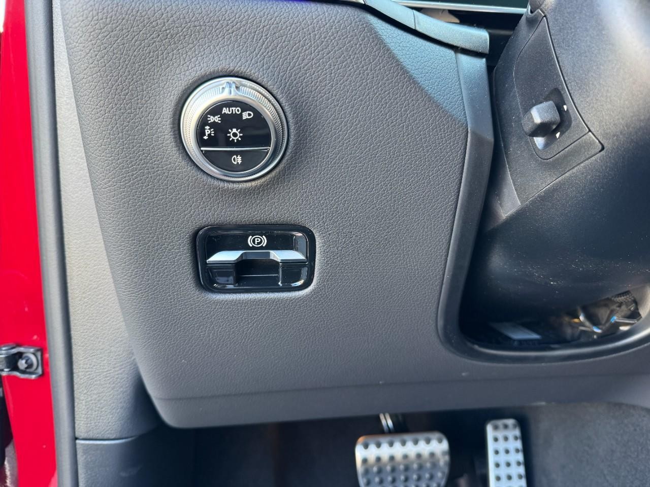 Mercedes-Benz GLC Vehicle Full-screen Gallery Image 28